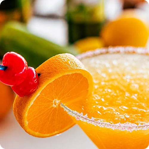 Scheibe Orange mit Kirsche und Eis, erfrischendes gelbes Getr&auml;nk.